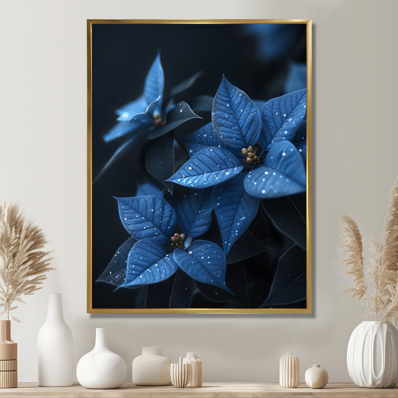 «Blue Poinsettias Nocturnal Nirvana» - impression d'art mural poinsettias, Toile avec cadre flottant or