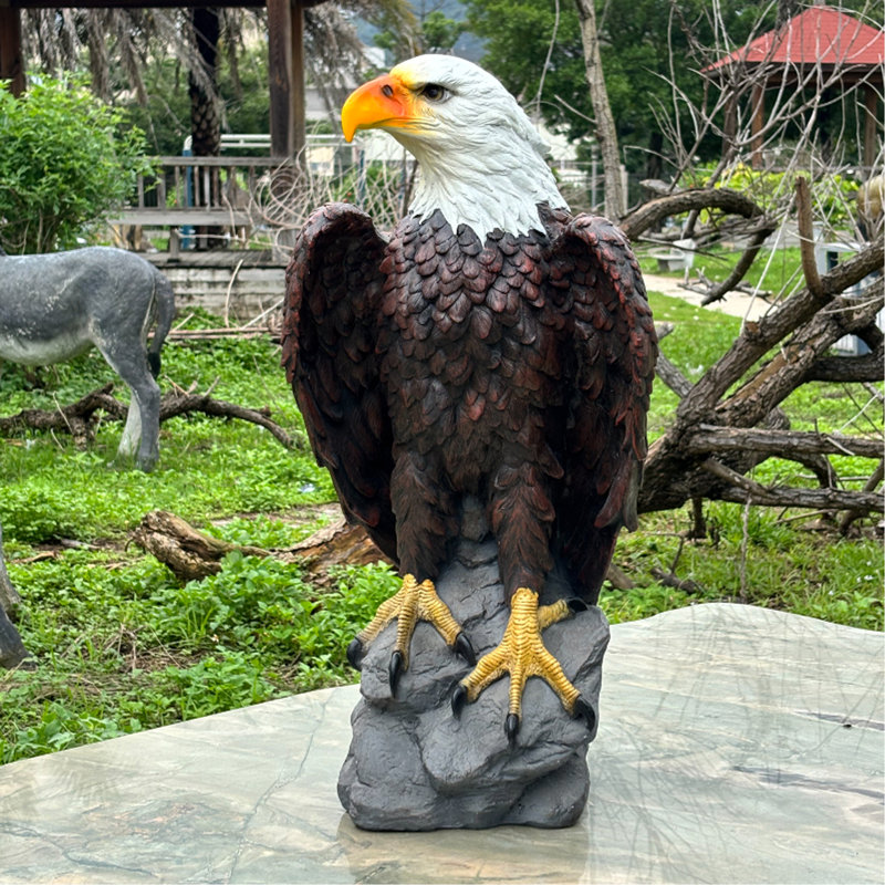 Statue de grand aigle chauve debout H 13 po x L 24,4 po, sculpture d'aigle américain peinte à la main, cour intérieure et extérieure, ornement à thème patriotique