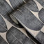 Papier peint géométrique moderne à motif de feuilles de fossiles texturé gris, beige, beige et crème