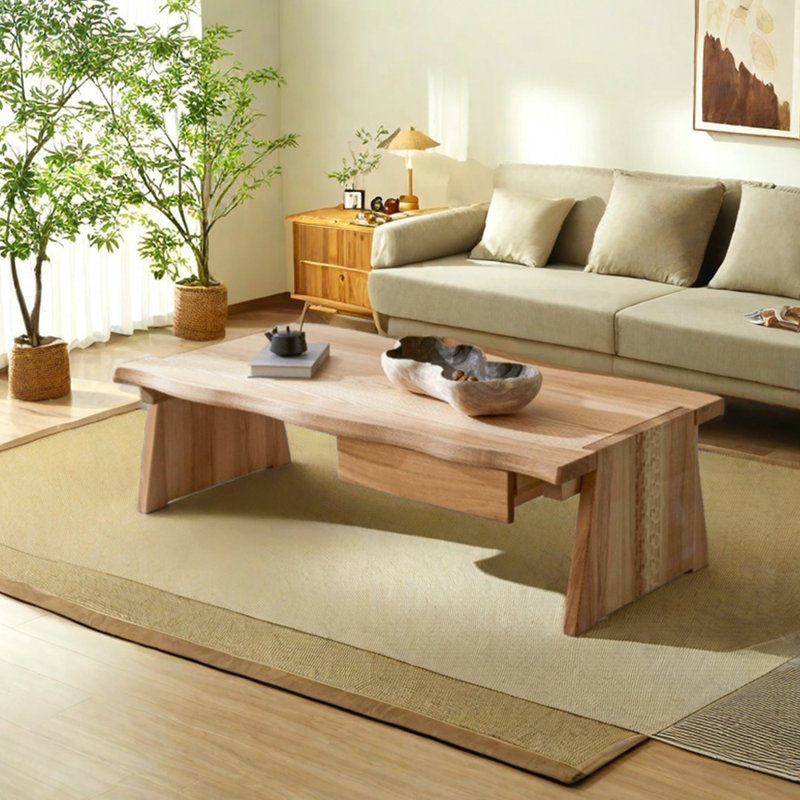 Table basse simple et moderne en bois massif avec nuage de vallée