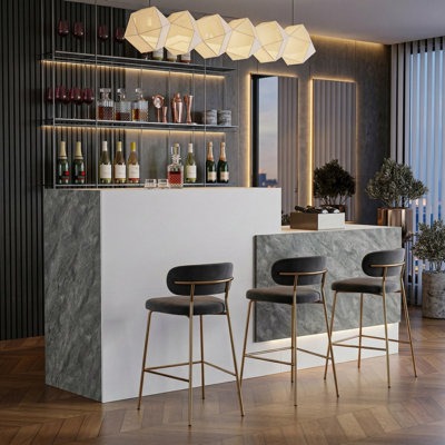 Bar moderne à 2 niveaux avec comptoir spacieux et tablettes