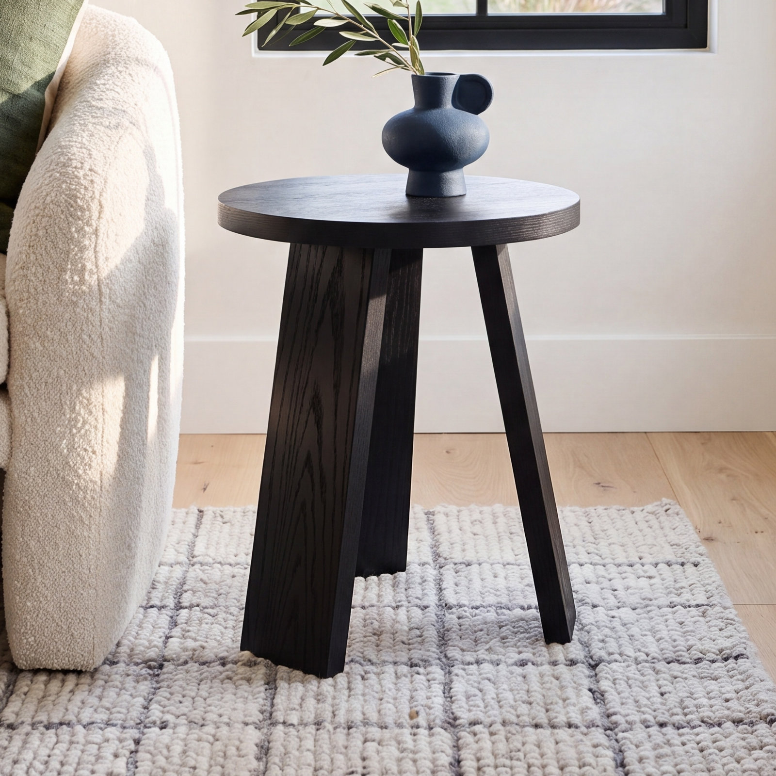 Mattelynn 20" End Table, Black