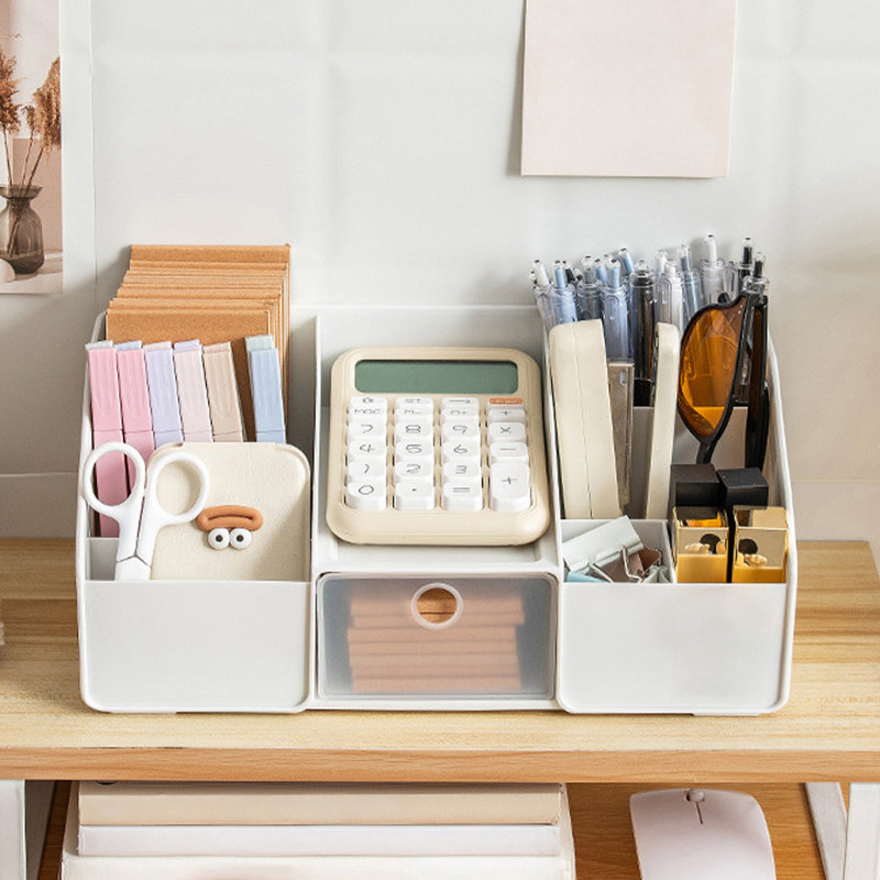 Boîte de rangement pour maquillage, facile à poser sur une table.