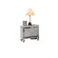 Mobilier de chambre à coucher moderne grand lit 2 x tables de chevet avec lumières DEL et panneau de verre horizontal capitonné argenté-129067526