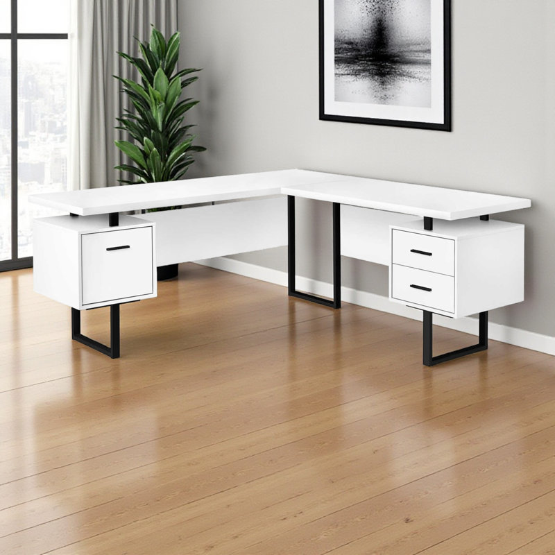 Bureau d'ordinateur moderne Carie