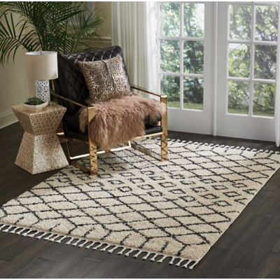 Tapis géométrique ivoire / noir en polypropylène tissé à la machine
