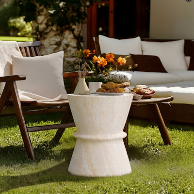 Table d'appoint d'extérieur en forme de sablier, table d'appoint contemporaine en béton avec texture de pierre simulée, table de bout d'extérieur pour le salon, le jardin.