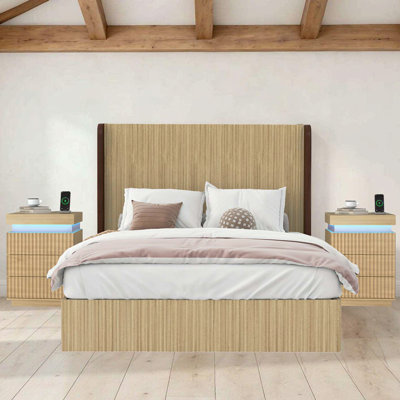 Ensemble de chambre à coucher style ferme vintage 3 pièces, comprenant 1 lit queen avec haute tête de lit à oreilles et 2 tables de chevet avec éclairage DEL et station de recharge.
