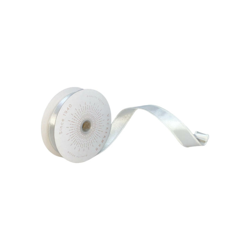 Ruban de Noël satiné 10 pi Vickerman, Blanc, H 0,2 po x l 360 po x P 1 po
