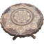 Table d'appoint début du 20e siècle sculptée à la main incrustée de laiton avec motif floral