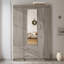 Élégante armoire à miroir à trois portes grise avec tablettes soigneusement configurées