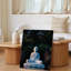 Toile, statue de Bouddha blanc serein posée dans une pose méditative entourée d'un fond de jardin luxuriant foncé qui rehausse son art mural sur toile-1080941882
