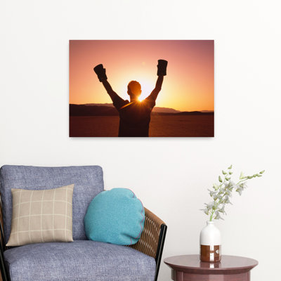 Silhouette d'une personne portant des gants de boxe dans un désert au crépuscule, désert de roches noires, Nevada, États-Unis, contemporain, coucher de soleil, art contemporain
