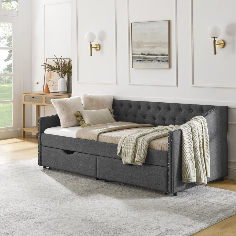 Lit de jour simple rembourré avec tiroirs de rangement, canapé-lit en tissu gris foncé, dossier capitonné et accoudoirs cloutés en cuivre