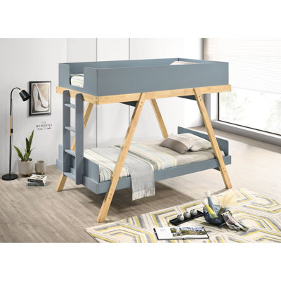 Lit simple au-dessus d'un lit superposé bleu avec une saveur moderne, une finition de fourgon, des caractéristiques de style tréteau et des rails supérieurs pour une ambiance de soirée pyjama,