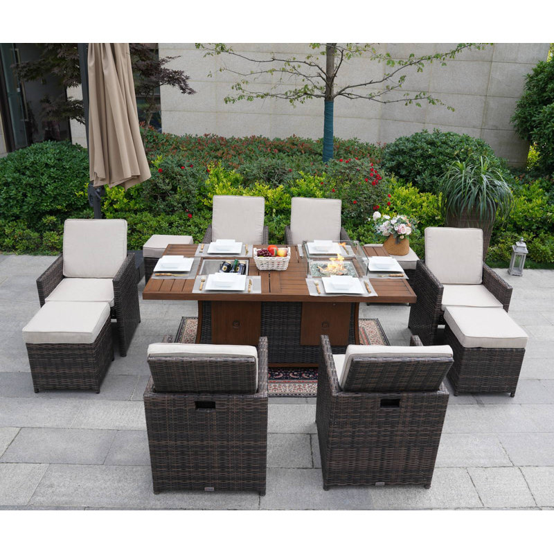 Ensemble de table de salle à manger d'extérieur avec coussins de 71 po x 71 po Sylvana
