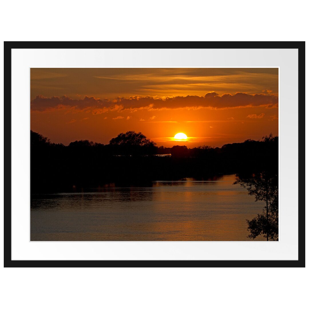 Gerahmtes Poster Sonnenuntergang über Fluss