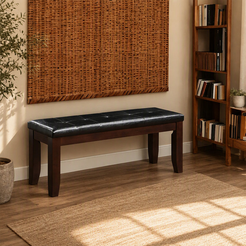 Banc en bois de style transitionnel avec coussin capitonné et traverses latérales