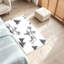 Tapis d'intérieur blanc lavable à la machine, sans couture, avec motif forêt d'hiver-388384099