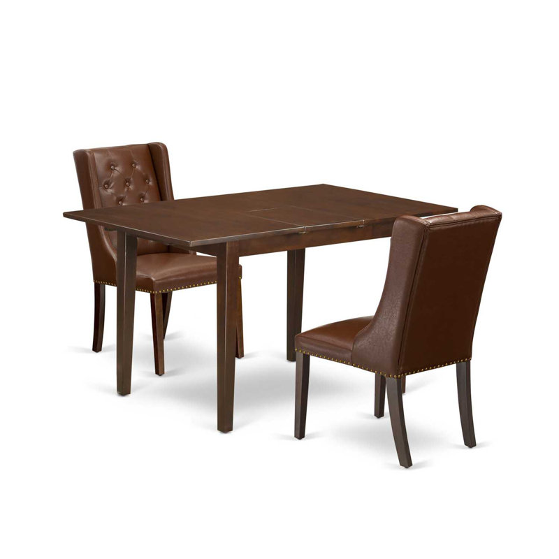 L'ensemble de table de salle à manger 3 pièces comprend une table de salle à manger rectangulaire avec une feuille de papillon et 2 chaises rembourrées en similicuir brun, acajou