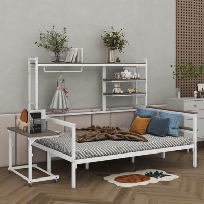 Lit de jour polyvalent en métal avec bureau réglable, grille robuste, tablettes utiles et support pratique