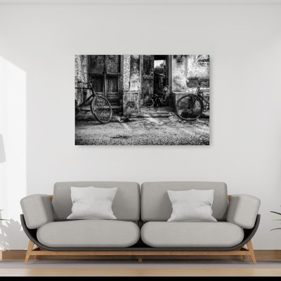 Femme dans une vieille porte, portrait rustique et traditionnel de ville classique, impression d'art mural