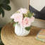 Cole et feuillage naturel en tissu gris avec feuilles vertes et vase rond en céramique