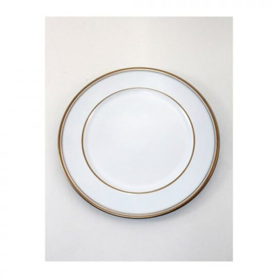 Plat blanc avec bords dorés