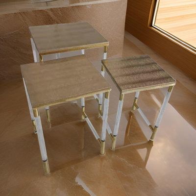 Tables gigognes