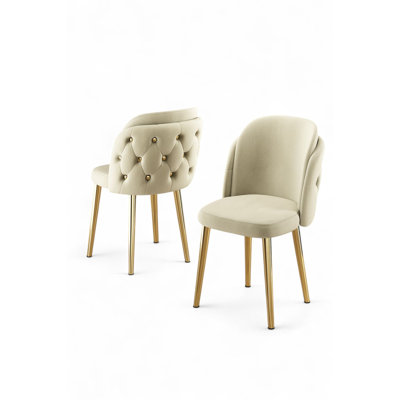 Ensemble de chaises élégantes 4 pièces, crème et or | Structure 100% métal, envers en contreplaqué, tissu Babyface | Dimensions: 17,7 po x 32,3 po x 18,1 po | 22 po avec dossier en mousse et 28 sièges en mousse | Design moderne et glamour pour la salle à manger et les espaces de vie