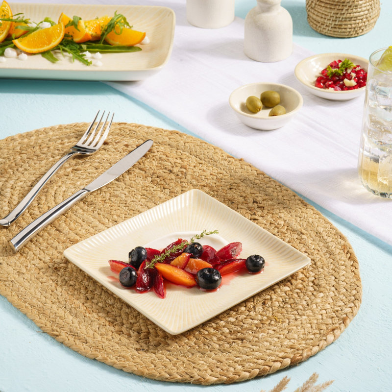 Assiette carrée en porcelaine de qualité supérieure Paros-Sand avec pied, 10,6 x 10,6 po, allant au micro-ondes et au lave-vaisselle
