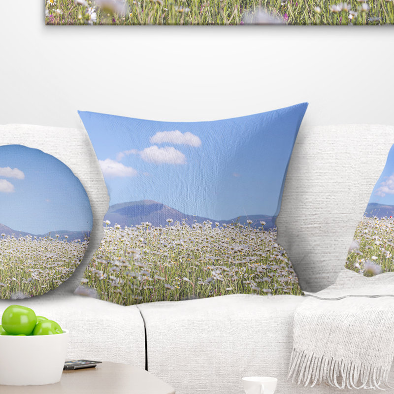 Camomille avec des collines sur fond - coussin à imprimé floral, 18 po x 18 po, Coussin décoratif