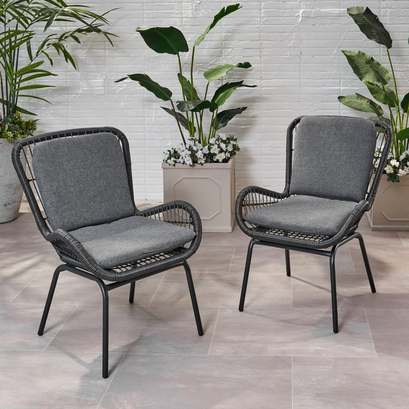 Chaises minimalistes en fer et en plastique avec siège durable recouvert d'eau avec cadre noir élégant