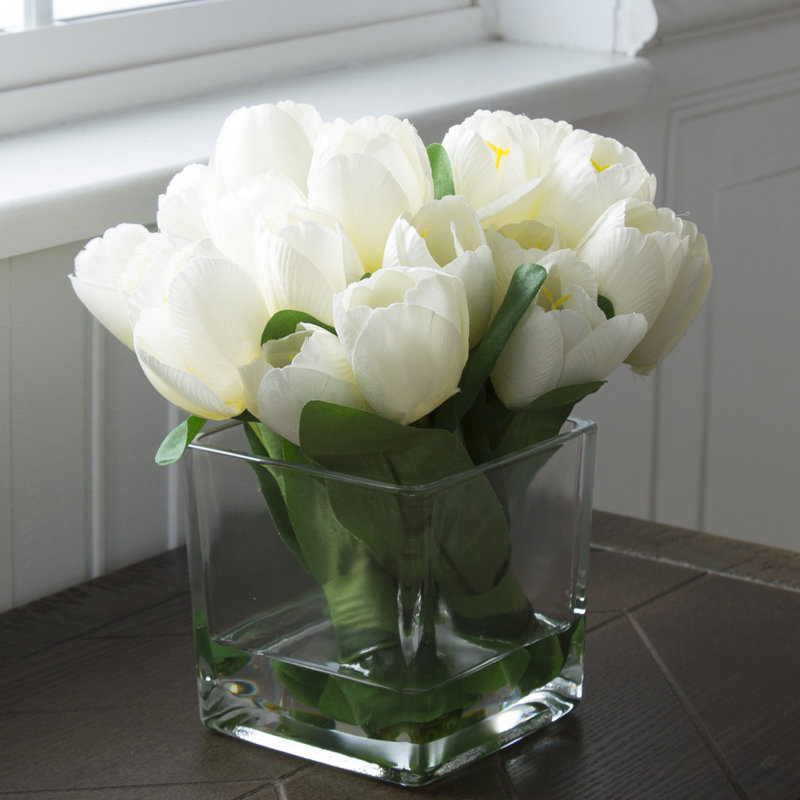 Arrangement floral de tulipes dans un vase - 24 fleurs artificielles crème avec des feuilles dans un bol carré en verre transparent décoratif et de l'eau artificielle pour la décoration