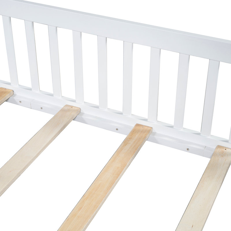 Lit double rustique en bois blanc avec garde-corps