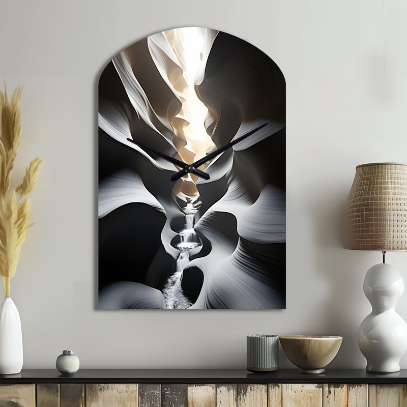 «Black White Canyon Whispering Walls In I» - Horloge murale asymétrique en métal avec impression d'horloge murale grise