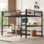 Grand lit mezzanine noir en métal avec prise de courant et bricolage intelligent, créant des espaces séparés pour le travail, la charge de bureau à quatre côtés