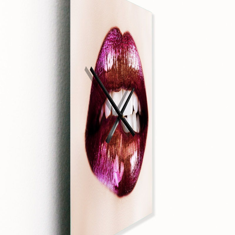 Gros plan sur des lèvres mauves - horloge murale moderne, Petit