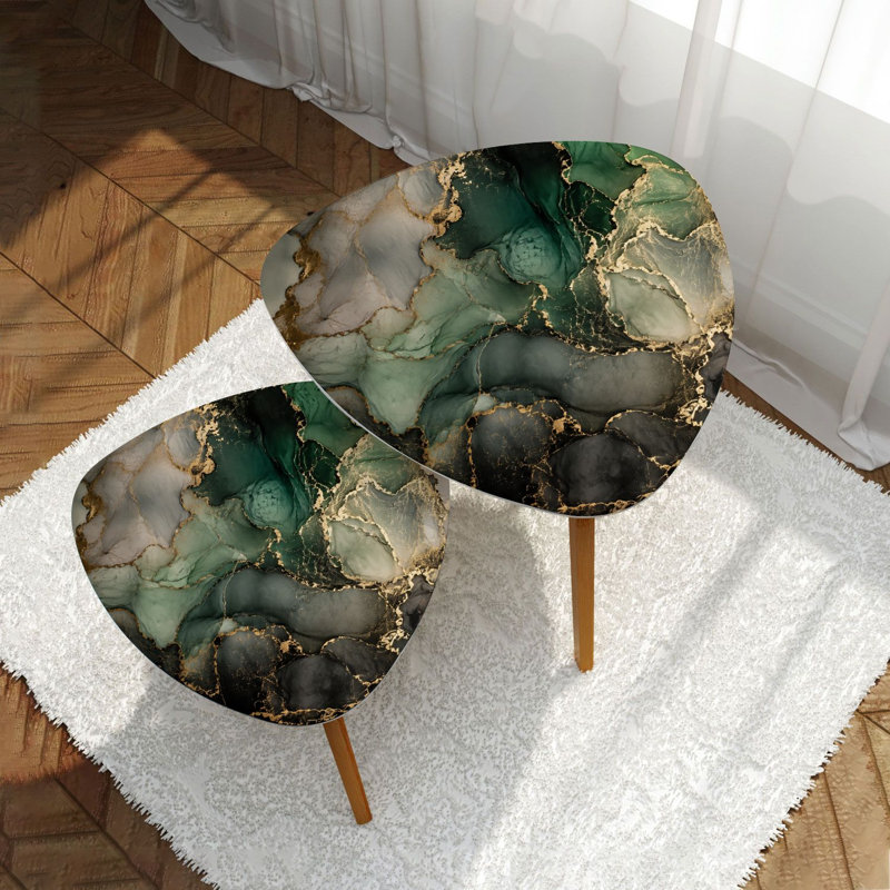 Ensemble de 2 tables basses gigognes triangulaires en marbre doré, style abstrait, style moderne et minimaliste, pour salon ou chambre.