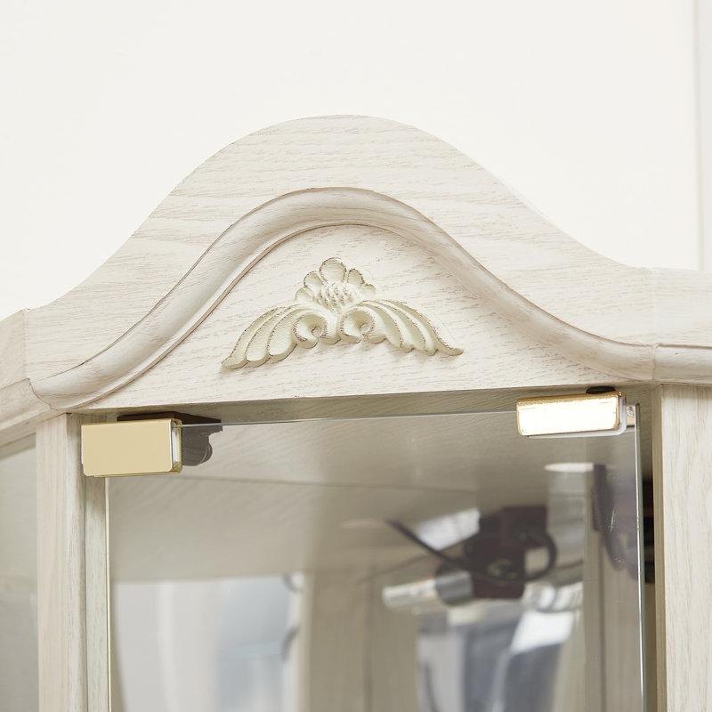 Vitrine de coin lumineuse en verre avec tablettes réglables et décoration sculptée, idéale pour mettre en valeur des objets de collection précieux