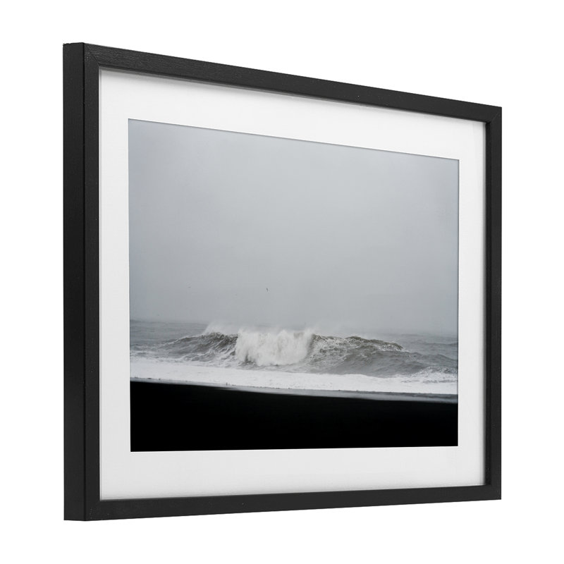 «Black Sand Beach Waves», reproduction encadrée sous verre, conception de Jade Sharp Photo, H 14 po x l 20 po