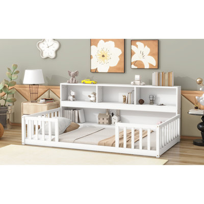Lit simple blanc avec accès au garde-corps, tablettes et bibliothèque de chevet et entrée dans la chambre à coucher