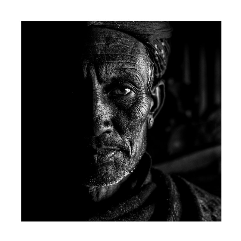 Art d'Haïti, visage farsi sur toile foncée, H 14 po x l 14 po