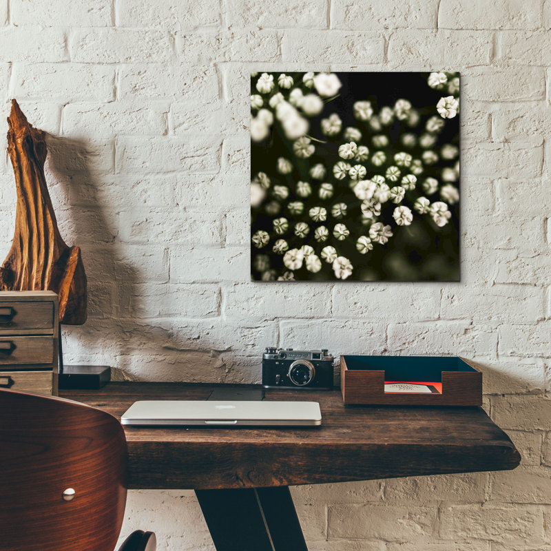«Little White Flowers» par Tom Quartermaine, H 12 po x l 12 po x P 0,13 po