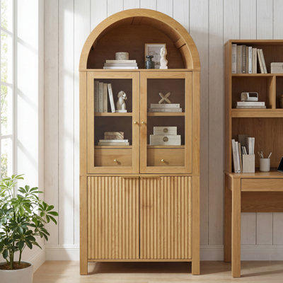 Grand garde-manger arqué cannelé avec tablettes réglables, rangement élégant avec tiroir caché et porte vitrée pour la cuisine, le salon, la salle à manger