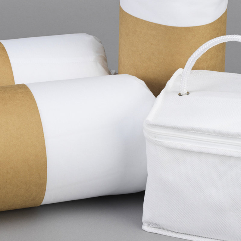 Très grand lit - 2 coussins, drap de microfibre à 100%, protège-matelas. Protège les déversements de liquide, les punaises de lit, etc. Oreillers avec housses à fermeture à glissière. Draps blancs en microfibre. Double couture