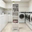 Armoire de rangement pour salle de bain de 55,1 po de hauteur avec panier à linge inclinable et armoire supérieure, armoire à linge autoportante avec tablettes pour salle de bain ou salle de lavage