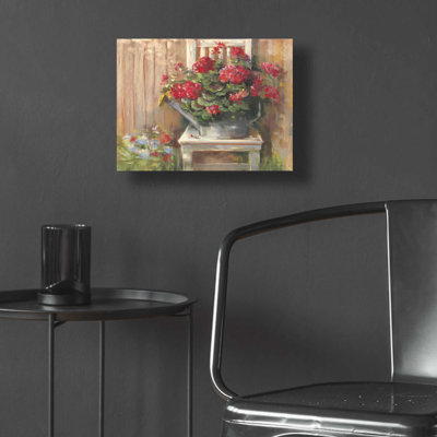 «Geraniums On Chair» par Carol Rowan
