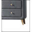 Commode en tissu gris clair Valda avec six tiroirs spacieux et un design moderne pour les chambres contemporaines