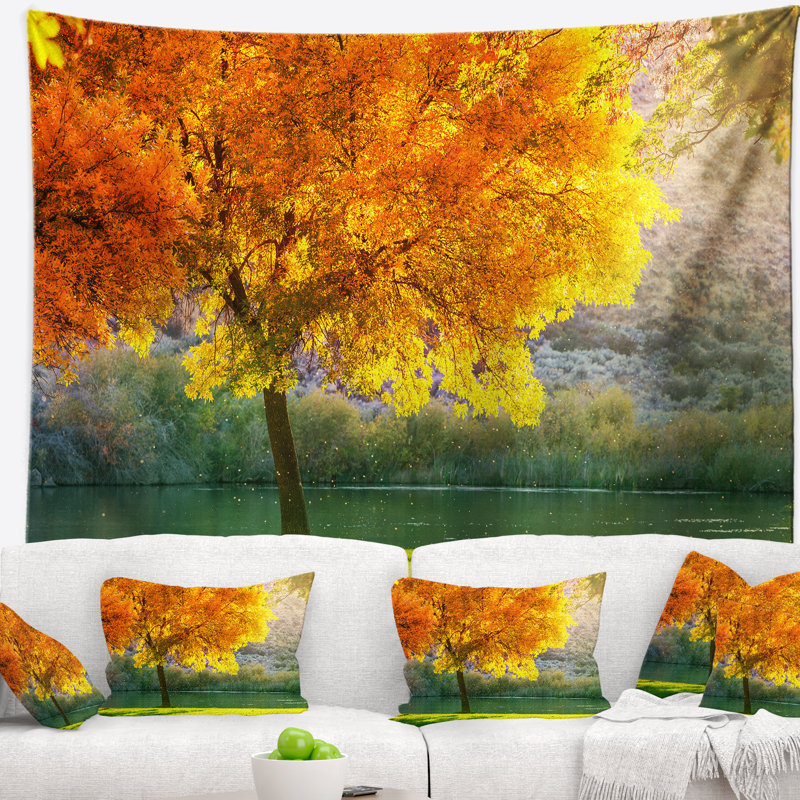 Magnifique saison d’automne en tapisserie forest, H 78 po x l 92 po